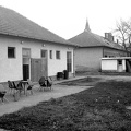 Jókai utca 12., a Bartók Béla Művelődési Ház udvara. A háttérben a katolikus templom tornya látszik.