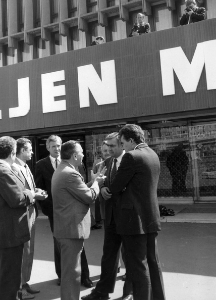 Váci út 71., kerületi pártház (ma a Magyar Államkincstár), a csoport közepén Grósz Károly. fotok_24581.jpg
