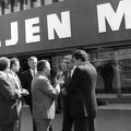 Váci út 71., kerületi pártház (ma a Magyar Államkincstár), a csoport közepén Grósz Károly.