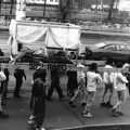 Orczy (Mező Imre) út a SOTE (ma Semmelweis Egyetem) Nagyvárad téri Elméleti Tömbje előtt. Felvonulás diákrektor választás alkalmával.